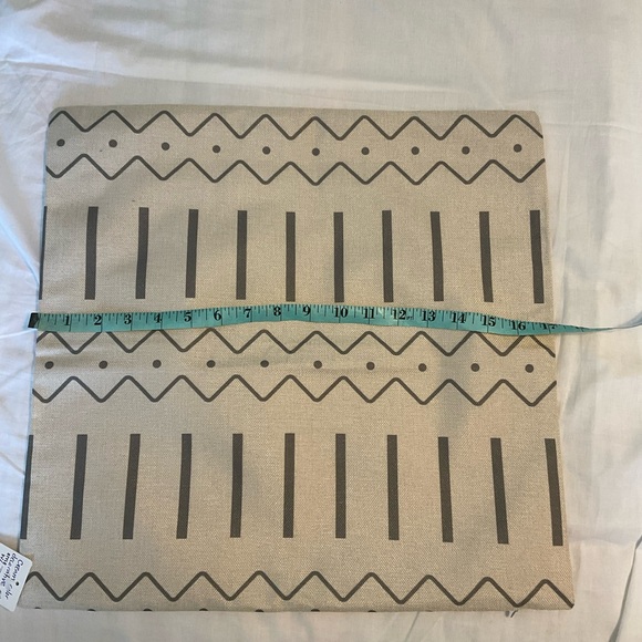 Pillow cover 18” x18” - Picture 4 of 5